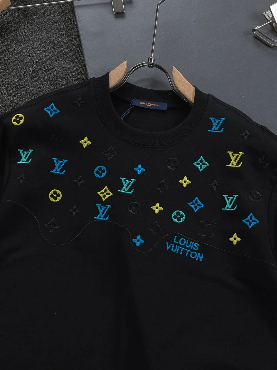 🅿️190 Louis Vuitton 1V LV micro-wide version S-XL LV 26ss new products are available at the counter simultaneously. Multiple craftsmanship. Colorful half-body digital full flower logo on the chest🪡 embroidery. Round neck short-sleeved T-shirt, same style for men and women! Consigned to one-to-one creation. Synchronized with the official website, pure cotton fabrics at the counter! It is close to the skin and comfortable, durable and easy to wear. It has a classic and simple logo design and meticulous original craftsmanship. Short-sleeves, a must-have item for men, do not appear to be the same for the general public, but must be unique and eye-catching. This LV short-sleeve is all about quality, comfort, the same shape and fashion as always, including fabrics and cutting techniques. All of them have been made with great effort! 320 grams of washed pure cotton fabric, pure cotton is breathable, very refreshing and comfortable for daily wear. The rib knitting on the neckline is smooth and tight, and the neckline will not be skewed if you toss it at will. The loose version, you will find that it looks really good on the upper body. The overall is minimalist and neat, super versatile for daily use! Pair it casually with a pair of pants for a youthful look. A T-shirt will make your outfit crazy. It is a fashionable item that can never go wrong! Color: Black White Size: S-XL Size chart: S: Shoulder width 45.5-Bust 52-Length 70 M: Shoulder width 47-Bust 54-Length 72 L: Shoulder width 48.5-Bust 56-Length 74 XL: Shoulder width 50-Bust 58-Length 76